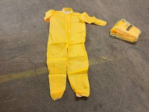 lot 22 image: 5x XL Hazemat Suits