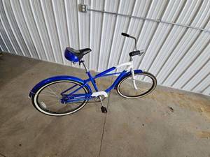 lot 14 image: Schwinn Retro Style Cruiser Bicycle, Blue with White Accents