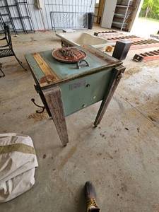 lot 28 image: Rustic Wooden Outdoor Cooler with Metal Basin and Cover
