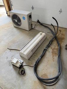 lot 51 image: Used Wall-Mounted Air Conditioner Unit with Control and Accessories