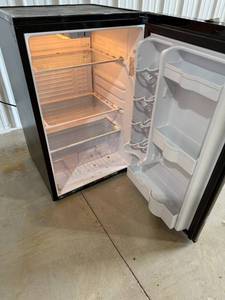 lot 57 image: Used Mini Fridge with Adjustable Shelves