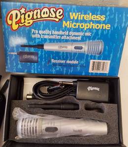 lot 42 image: Pignose   Hand Held Wireless Microphone System & TechProducts 360.com Bag