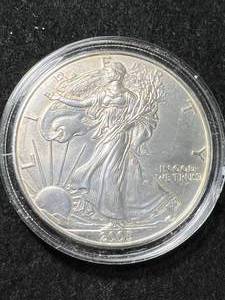lot 17 image: 2005 AMERICAN SILVER EAGLE 1 TROY OZ .999 FINE SILVER IN AIRTITE
