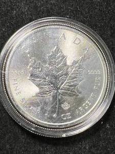lot 61 image: 2014 CANADIAN MAPLE LEAF 1 TROY OZ .9999 FINE SILVER IN AIRTITE