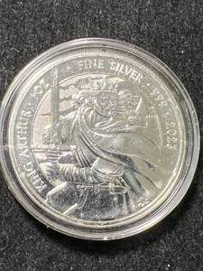 lot 77 image: 1 TROY OZ .999 FINE SILVER 2023 KING ARTHUR ROUND IN AIRTITE