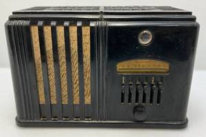 lot 8 image: 1938 Montgomery Wards Bakelite Airline Miracle Tube Radio (Turns On And Hums)