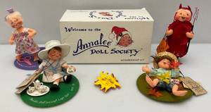 lot 16 image: Vintage Annalee Doll Society Membership Kit