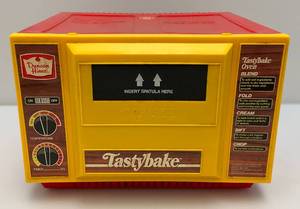 lot 17 image: Vintage Duncan Hines Tastybake Oven (Untested)