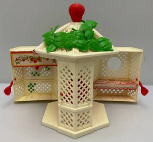 lot 20 image: Vintage 1980s Strawberry Shortcake Garden Cazebo