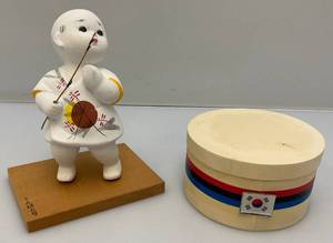 lot 99 image: Misc. Oriental Collectibles