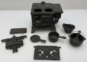 lot 118 image: Vintage Miniature Cast Iron Stove Missing Pieces