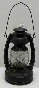 lot 122 image: Vintage Embury MFG. Co. Warsaw-NY-USA Oil Lamp (Nice Condition)