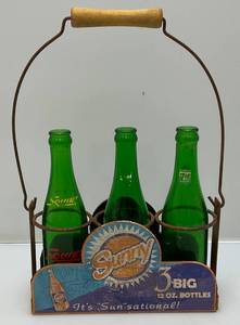 lot 147 image: Vintage Sunny Soda Pop Holder With Vintage 7UP & Squirt Bottles