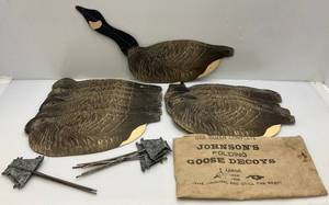 lot 149 image: Vintage 1940s 1 Dozen Johnsons Waxed Pulpboard Folding Goose Decoys In Original Bag