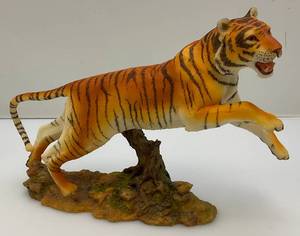 lot 156 image: Vintage Hamelton Collection Powerful Leap By David Geenty Resin Tiger Statue 9 L x 6 T