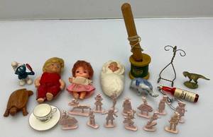 lot 187 image: Misc. Vintage Miniature Collectibles Including Cracker Jack & More