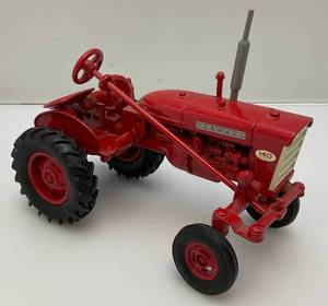 lot 194 image: Miniature 6 34 ERTL Die Cast Farmall 140 Tractor