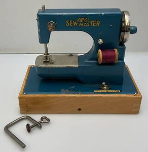 lot 195 image: Vintage Miniature Cast Metal KAYanEE Sew Master Kids Sewing Machine Battery Operated 9 L x 7 H x 4 12 W