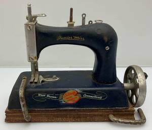 lot 196 image: Vintage Miniature Cast Metal Artcraft Junior Miss Kids Sewing Machine 10 L x 7 H x 4 12 W