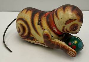 lot 234 image: Vintage Tin Wind Up Cat (Works) Made In China (No Key) Runs In Circles And Rolls Over (VERY FUN)