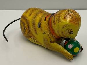 lot 238 image: Vintage Tin Wind Up Cat (Works) Made In China (No Key) Runs In Circles And Rolls Over (VERY FUN)