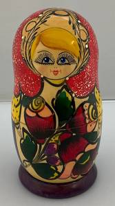 lot 261 image: Vintage Russian Nesting Doll Set Largest Is 7 Tall
