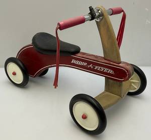 lot 302 image: Vintage Radio Flyer Childs Ride On Scooter