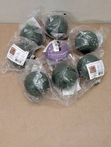 lot 71 image: Set of 8 Reusable Lint Roller Balls