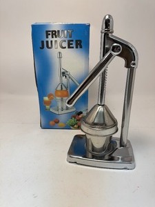 lot 4 image: Fruit Juicer