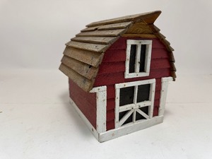 lot 5 image: Barn Bird House