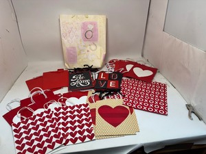 lot 25 image: Gift Bags