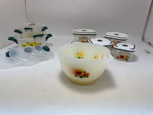 lot 31 image: Vintage Floral Tupperware