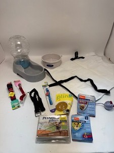 lot 33 image: Lot of Pet Items