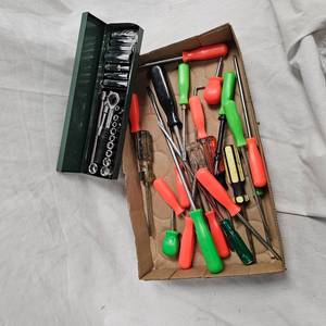 lot 3 image: 14 Complete Socket Set and Misc Screwdrivers