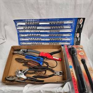 lot 4 image: Socket Rails,Lights, and Pliers Assortment