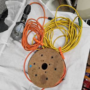 lot 21 image: 2 Extension Cords, 4 Utitility Light