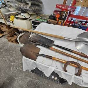 lot 28 image: Lot of Shovels