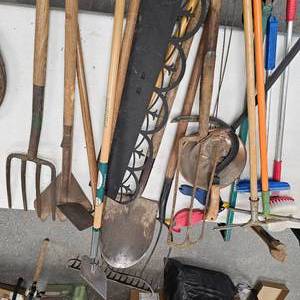 lot 19 image: Lot of Misc Scrapers, Shovels, Hoe, Etc