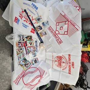 lot 45 image: Minnesota Twins Signed Memorabilia Baseball Rookie Cards