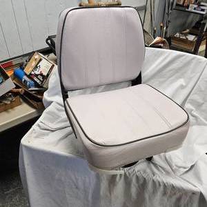 lot 74 image: Swivel Boat Seat