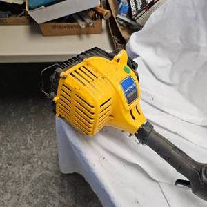lot 78 image: Cub Cadet CC 3075 Gas Weed Trimmer