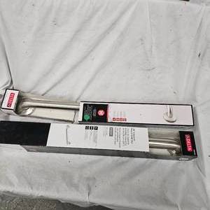 lot 93 image: Pair of Delta 24Grabbers for Shower, Like New