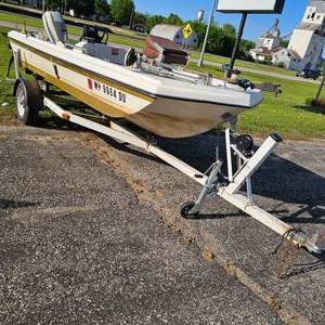 lot 75 image: Lund Fiberglass Boat wtrailer