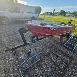 lot 140 image: 1976 Monarch Boat w7.5hp Motor