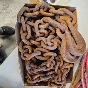 lot 133 image: Huge 58 Log Chain and Misc Chain