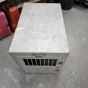 lot 136 image: Large Dog Runner, Kennel Crate for Back of Truck-Metal