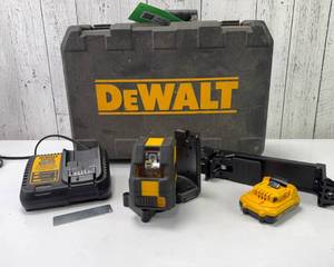 lot 20 image: DeWalt DW088LG 12V XR Green Beam Laser Level With Accessories and Carry Case