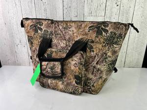 lot 1408 image: Camo Insulated Tote