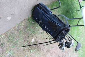 lot 20 image: Complete Set of Nike Golf Clubs with Bag