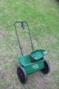 lot 26 image: Scotts AccuGreen 1000 Lawn Fertilizer Spreader